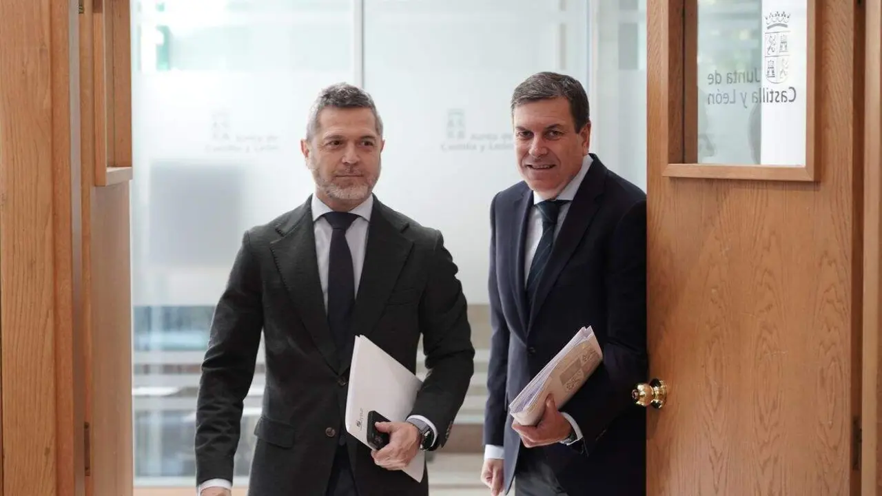 El consejero de Economía y Hacienda y portavoz, Carlos Fernández Carriedo, comparece en rueda de prensa posterior al Consejo de Gobierno. Foto: Rubén Cacho.