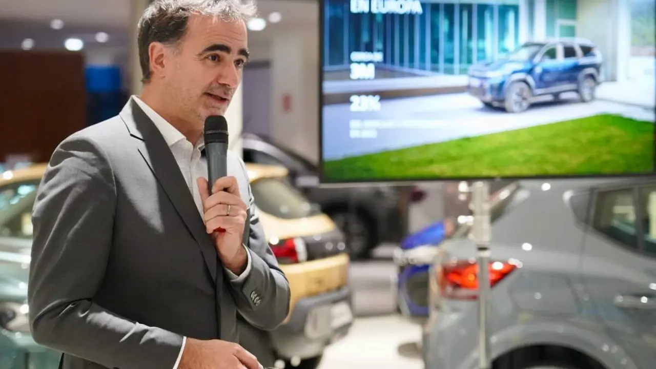 El director general de Dacia España, Laurent Sengenes, presenta en León el nuevo modelo Bigster C-SUV acompañado por el director general del Grupo Leomotor, Daniel Orejas.