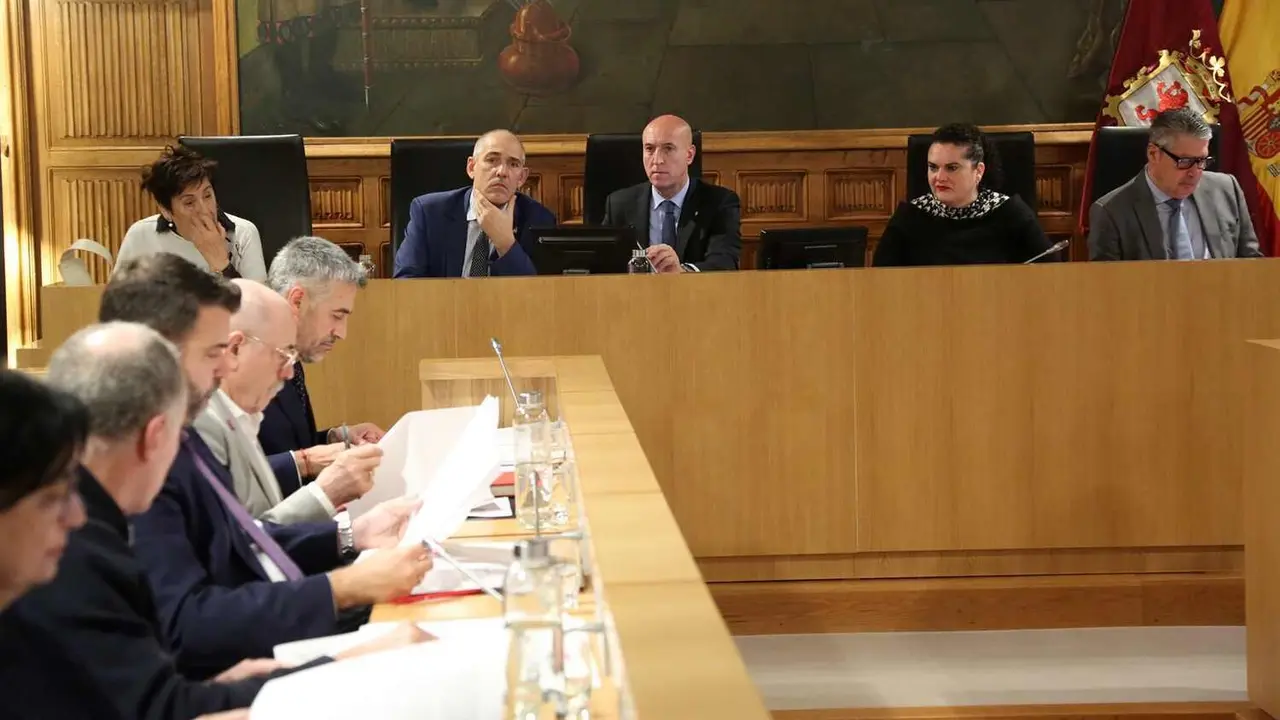 Un instante del pleno celebrado este viernes en la Diputación Provincial.