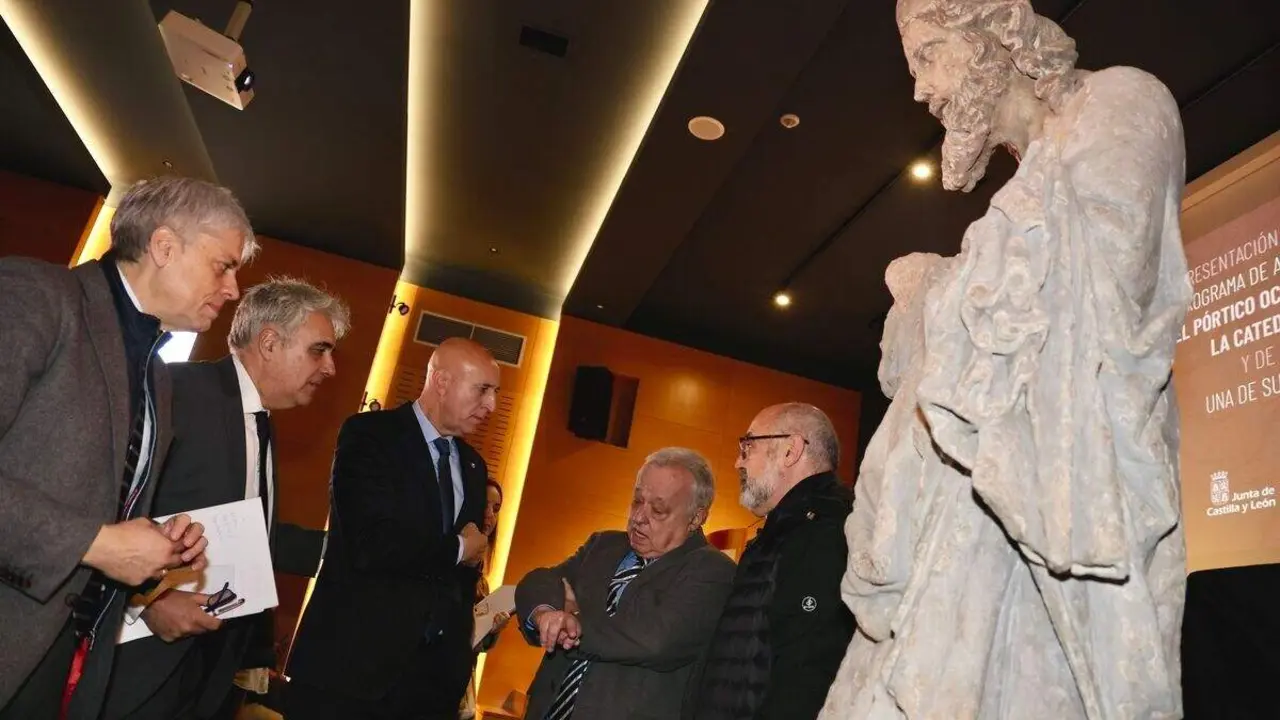 El consejero de Cultura, Turismo y Deporte, Gonzalo Santonja, inaugura la Jornada de presentación pública del programa de actuación en el pórtico occidental de la Catedral de León y de la réplica de una de sus esculturas
