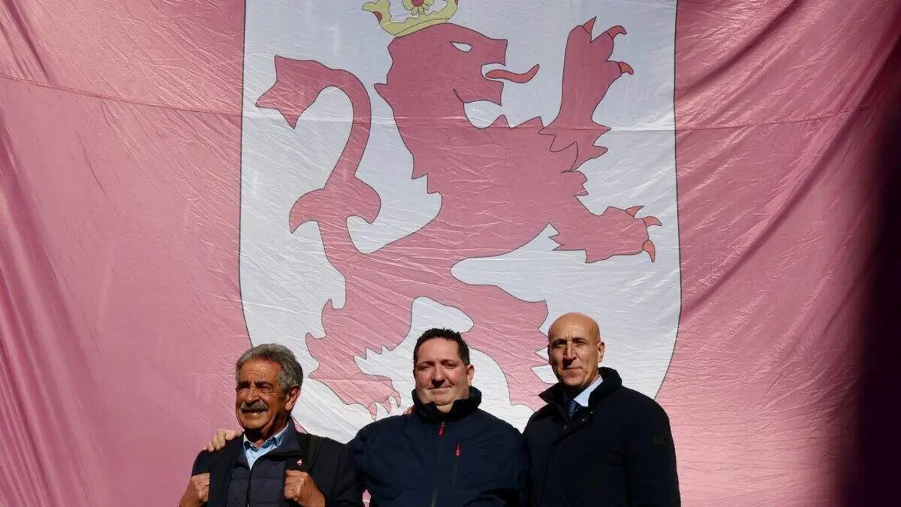 El expresidente de Cantabria Miguel Ángel Revilla y el alcalde de León, José Antonio Diez, encienden el poblado navideño del bar Azaila 1930.