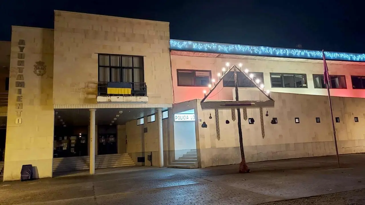 Imagen del Ayuntamiento de San Andrés del Rabanedo con su iluminación navideña.