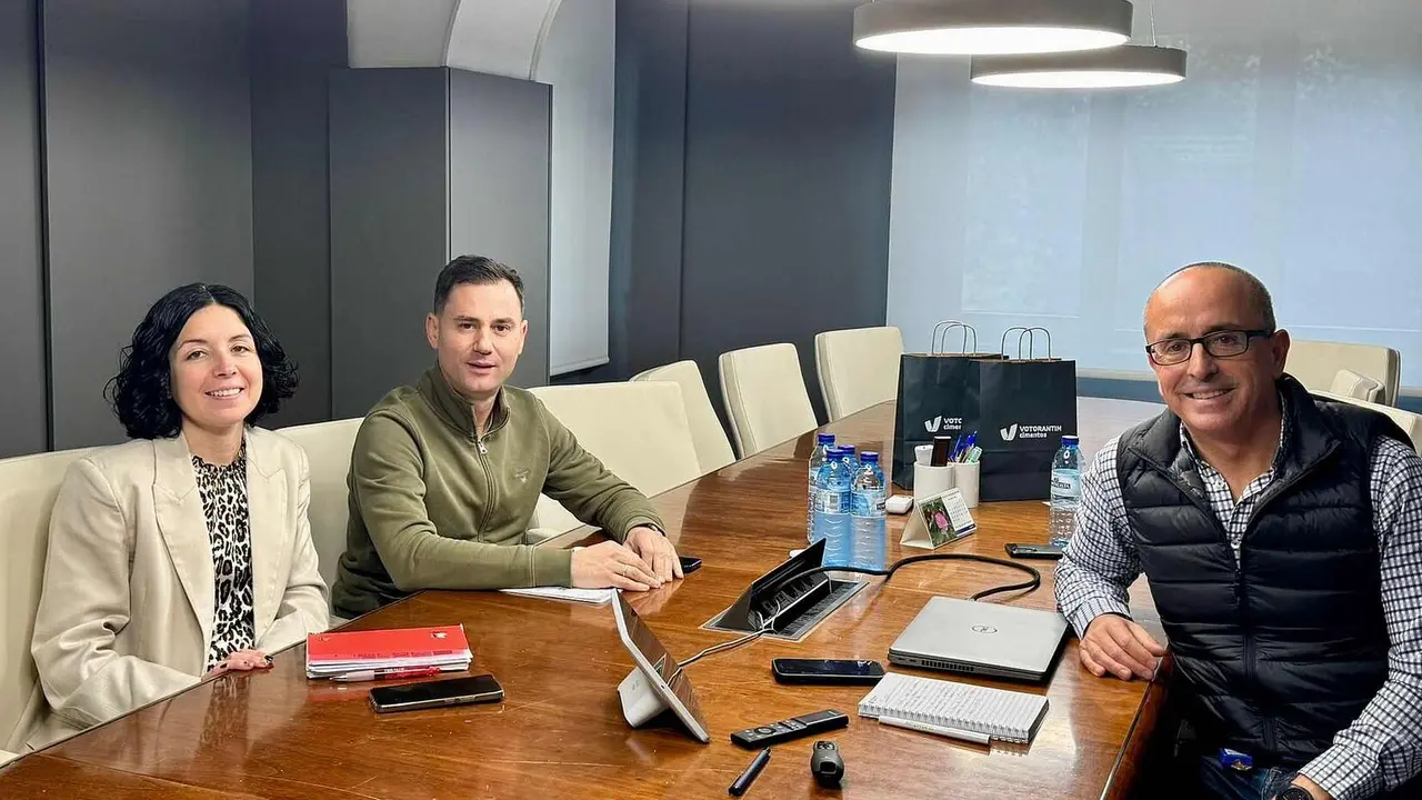 Javier Alfonso Cendón y Laura Fernández subrayan que la autovía y las inversiones del Gobierno crean un escenario “favorable” para la competitividad del Bierzo.