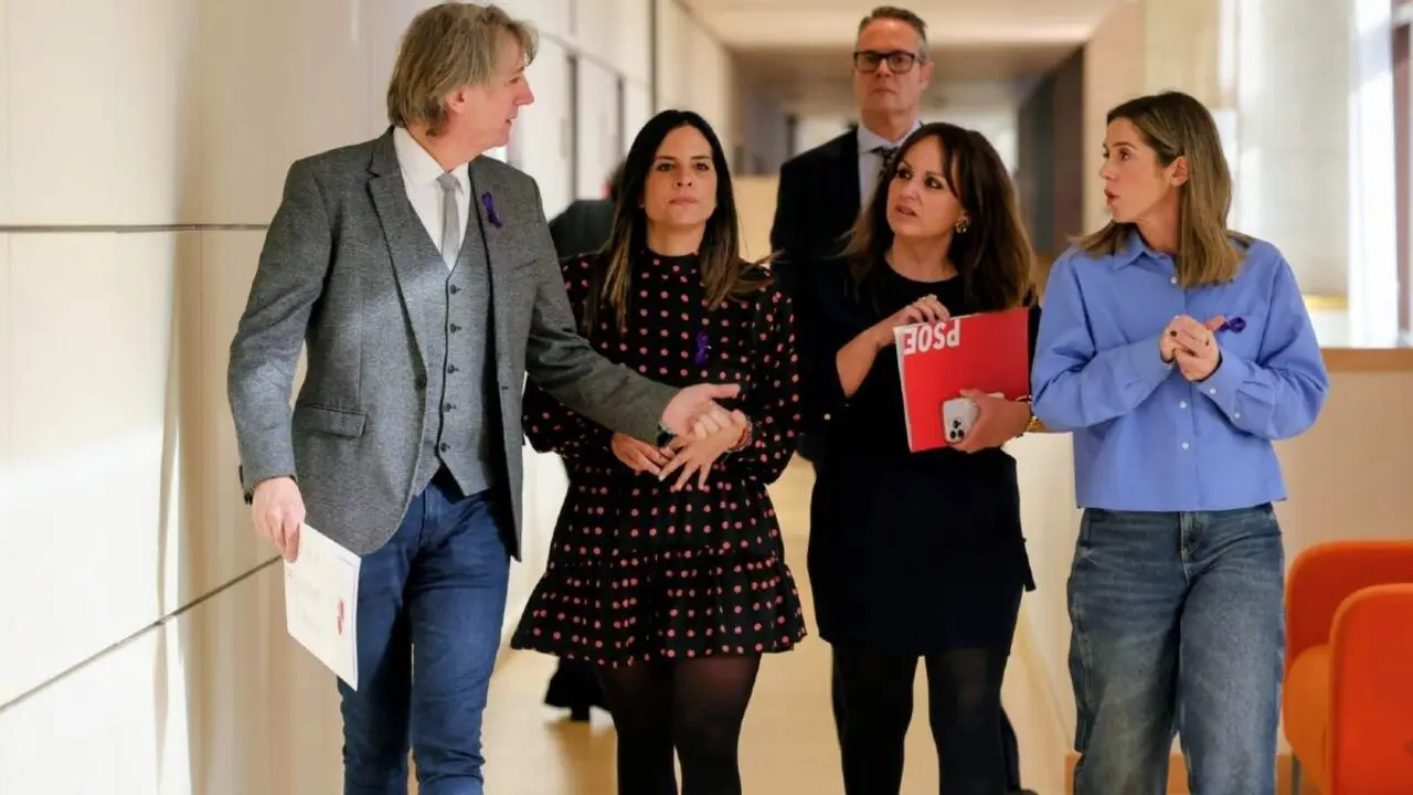 Carlos Martínez (izquierda), secretario del PSOE-CyL, junto las responsable del Grupo Socialista en las Cortes.