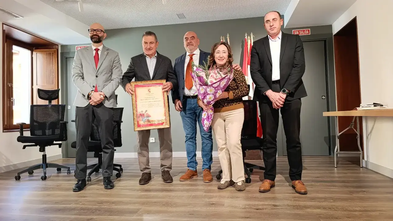 Manolo Cadenas, en el momento de ser distinguido como hijo predilecto de Valdevimbre.