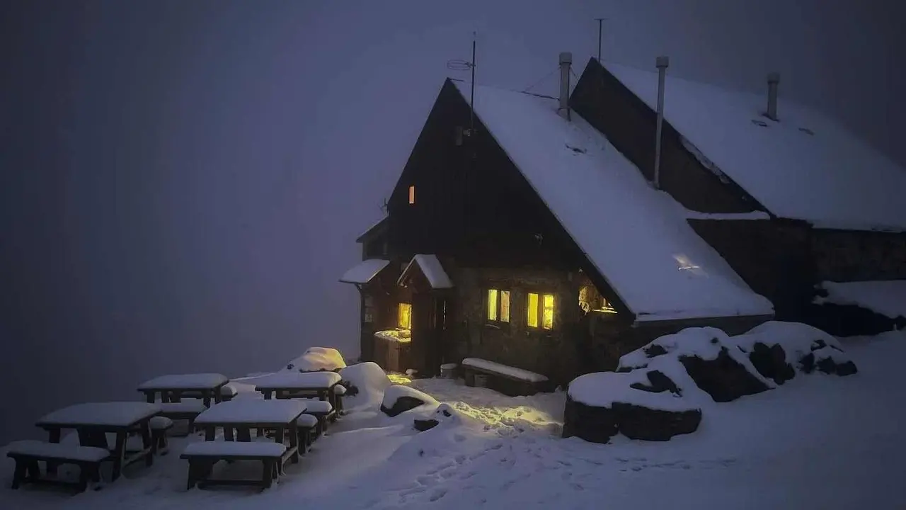Los responsables del emblemático refugio de Picos de Europa explican que parte del tejado fue arrancado por el temporal y que no podrán abrir este invierno
