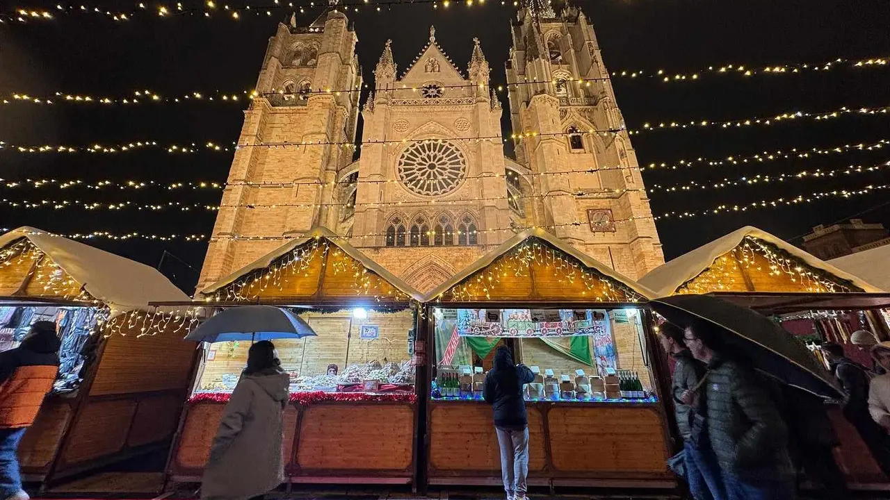 El tradicional mercadillo, abierto desde el pasado viernes, se convierte un año más en el corazón festivo de la ciudad, donde miles de personas buscan refugio, tradición y magia a los pies de la Catedral. Fotos: S. García