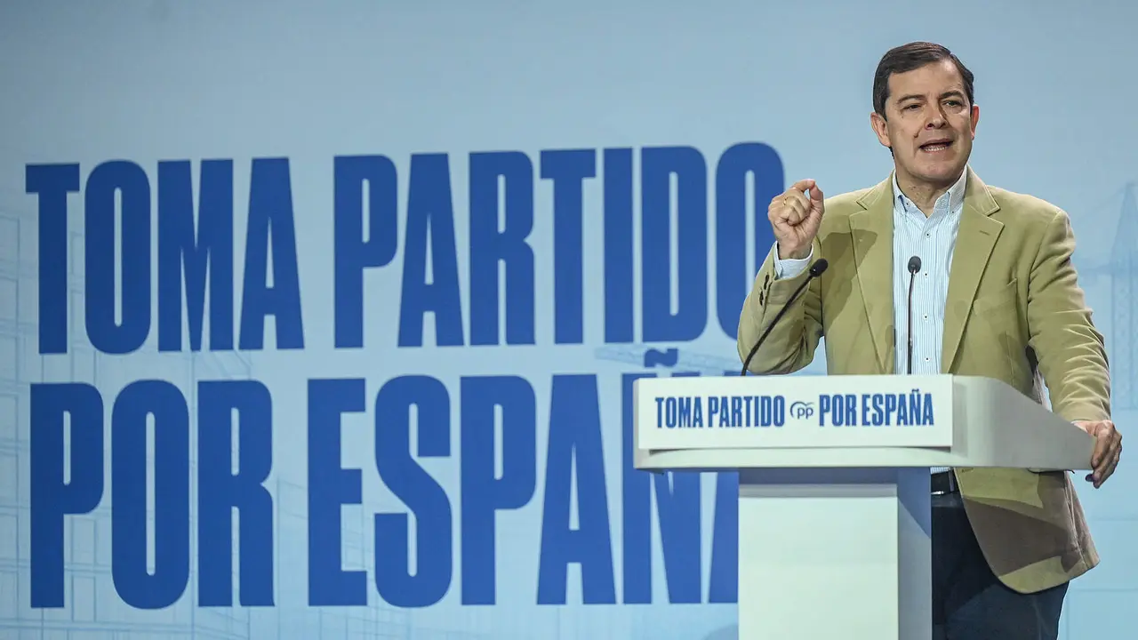 El presidente del Partido Popular, Alberto Núñez Feijóo, interviene junto al presidente de la Junta de Castilla y León y del PP de Castilla y León, Alfonso Fernández Mañueco, en el II Foro Grandes Ciudades