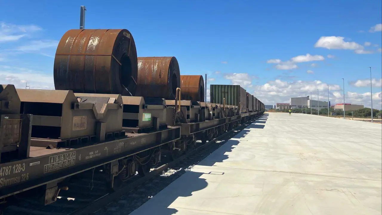 El paso de trenes de mercancías con bobinas de metal lideran el tráfico industrial en la Variante.