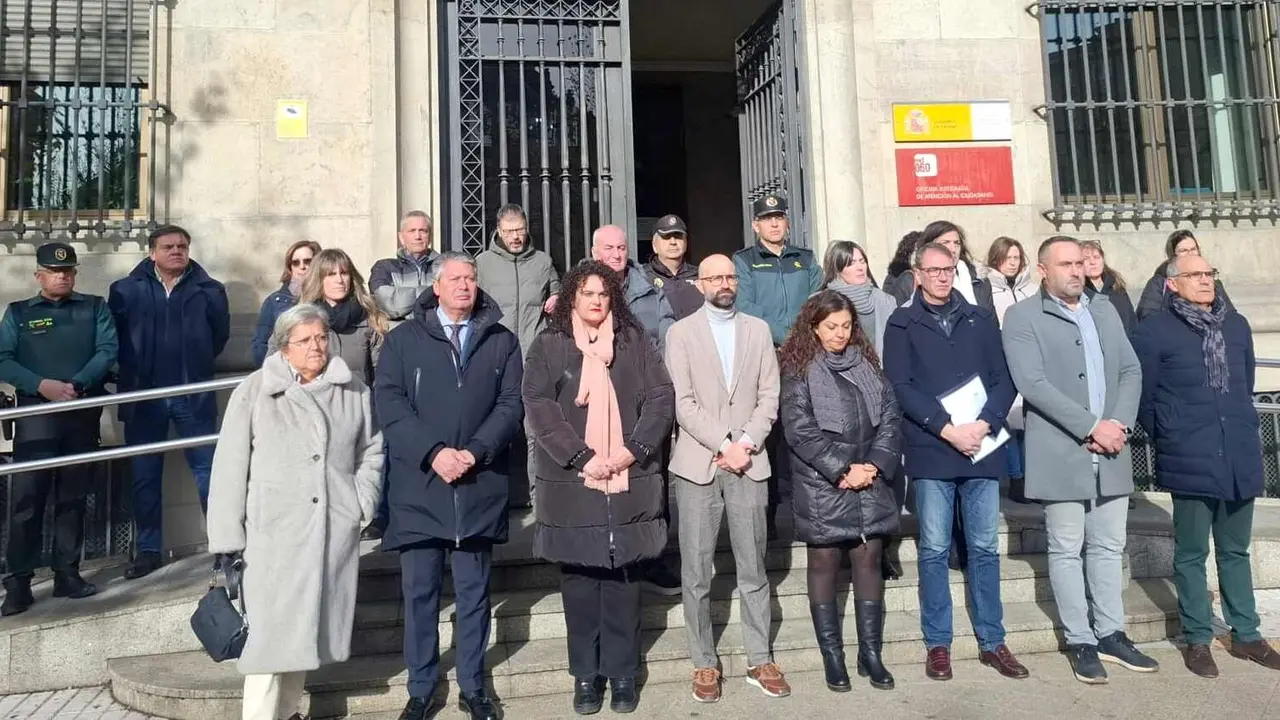 Minuto de silencio, este lunes, ante la Subdelegación del Gobierno en León.