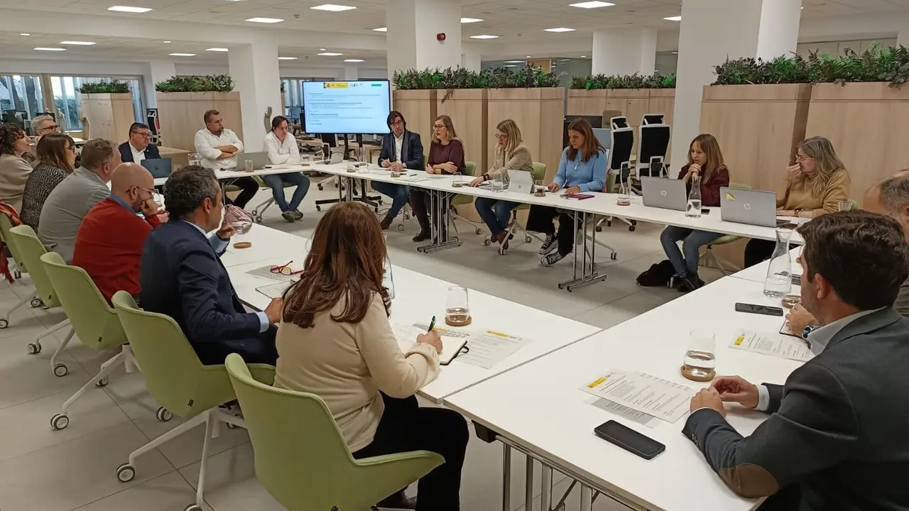 Un instante de la reunión institucional.