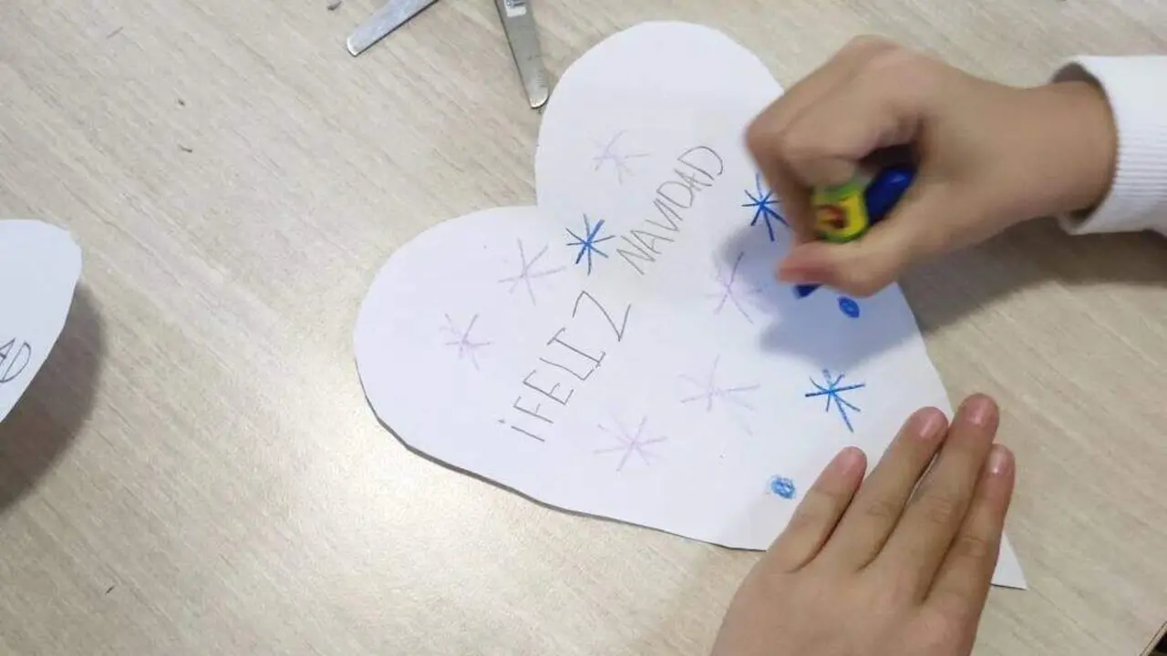 Una actividad navideña en la Biblioteca de Santa María del Páramo el año pasado.