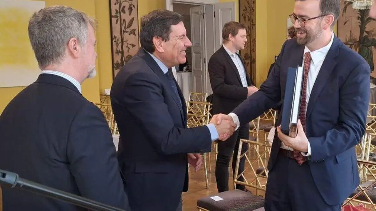 El consejero de Economía y Hacienda, Carlos Fernández Carriedo, presenta en Alemania las oportunidades que ofrece Castilla y León como “socio estratégico” y como destino para la inversión de empresas alemanas.