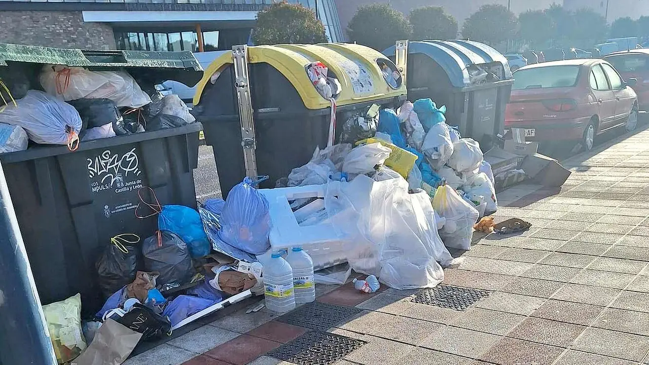 Basura en el área comercial sin recoger al no disponer de camiones para este servicio.