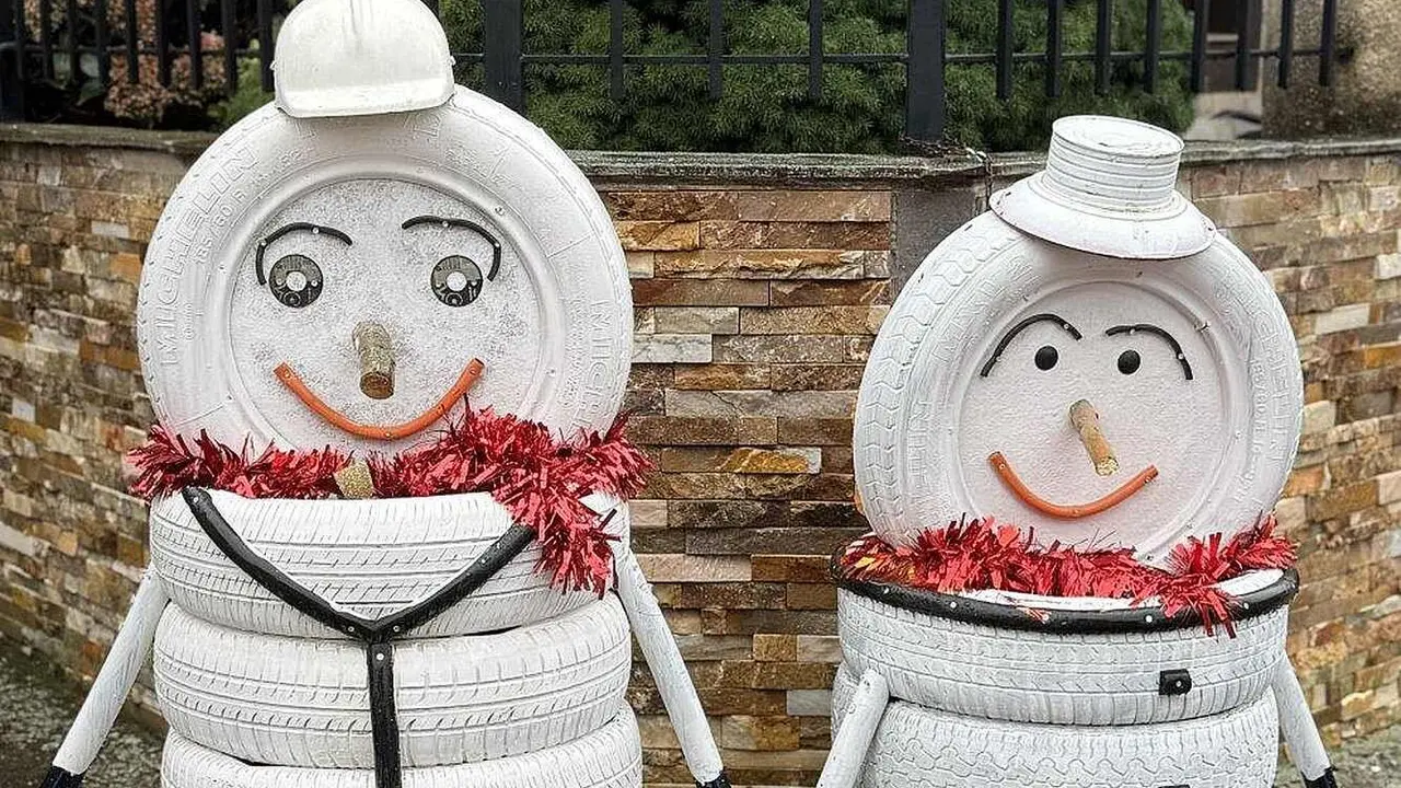 En pleno corazón de la Maragatería, Valdespino de Somoza se viste de Navidad con una decoración artesanal única. Este año, los vecinos han trabajado conjuntamente para elaborar figuras y escenas utilizando rollos de paja, transformándolos en elementos decorativos.