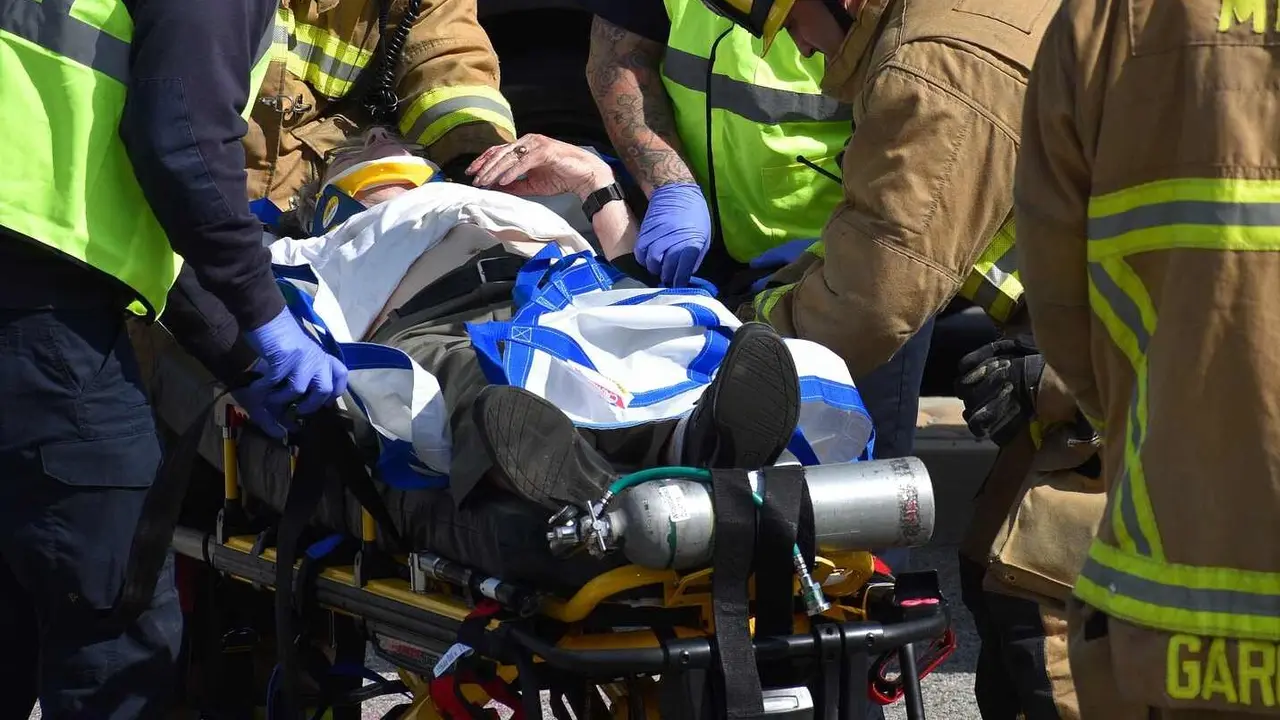 Equipos de emergencia auxilian a un hombre tras sufrir un accidente laboral.