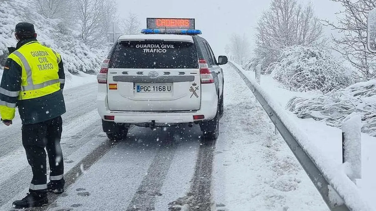 La Guardia Civil controla los accesos a Peñalba de Santiago, cortados por la adversa climatología.