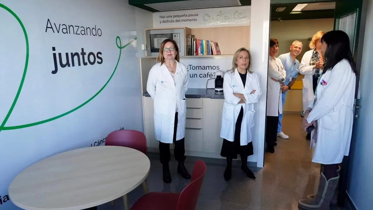 Inauguración de una sala de respiro para pacientes y familiares en la planta de hospitalización de Oncología del Centro Asistencial Universitario de León, creada por la Asociación Española Contra el Cáncer