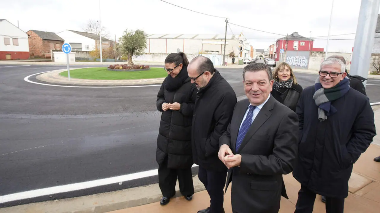 El consejero de la Presidencia, Luis Miguel González Gago, asiste al acto de inauguración del nuevo acceso a la pedanía Ponferradina de Toral de Merayo (León)