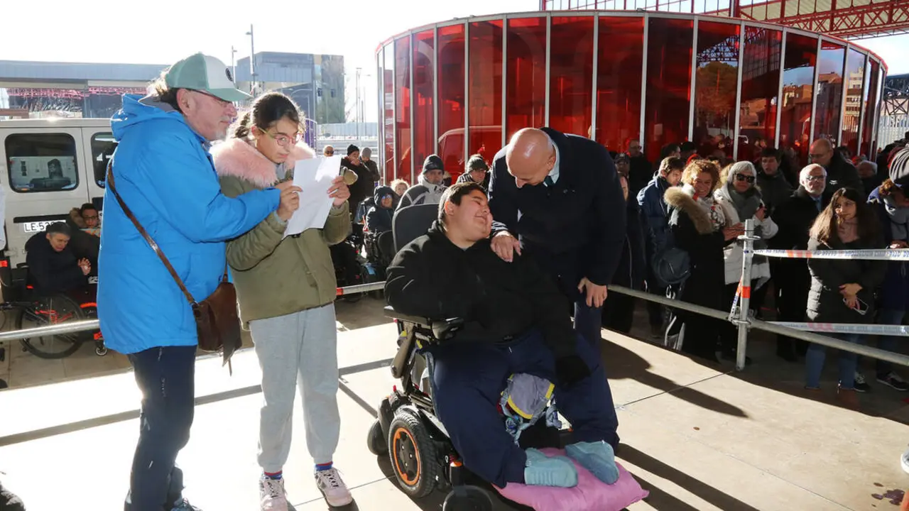 Acto conmemorativo del Día de la Discapacidad en el Paseo del Ferrocarril, donde 14 asociaciones leonesas dieron lectura a un manifiesto por la igualdad, acompañadas por el alcalde José Antonio Diez, la concejala Vera López y miembros de la Corporación Municipal. Foto: Ayuntamiento de León.
