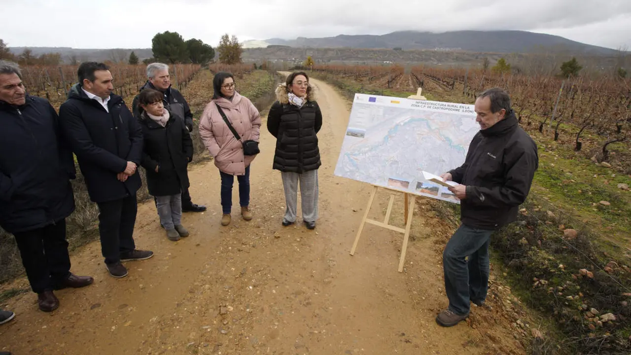 La consejera de Agricultura, Ganadería y Desarrollo Rural, María González Corral, durante su visita a las obras de la infraestructura rural de la concentración parcelaria de Castropodame (León)