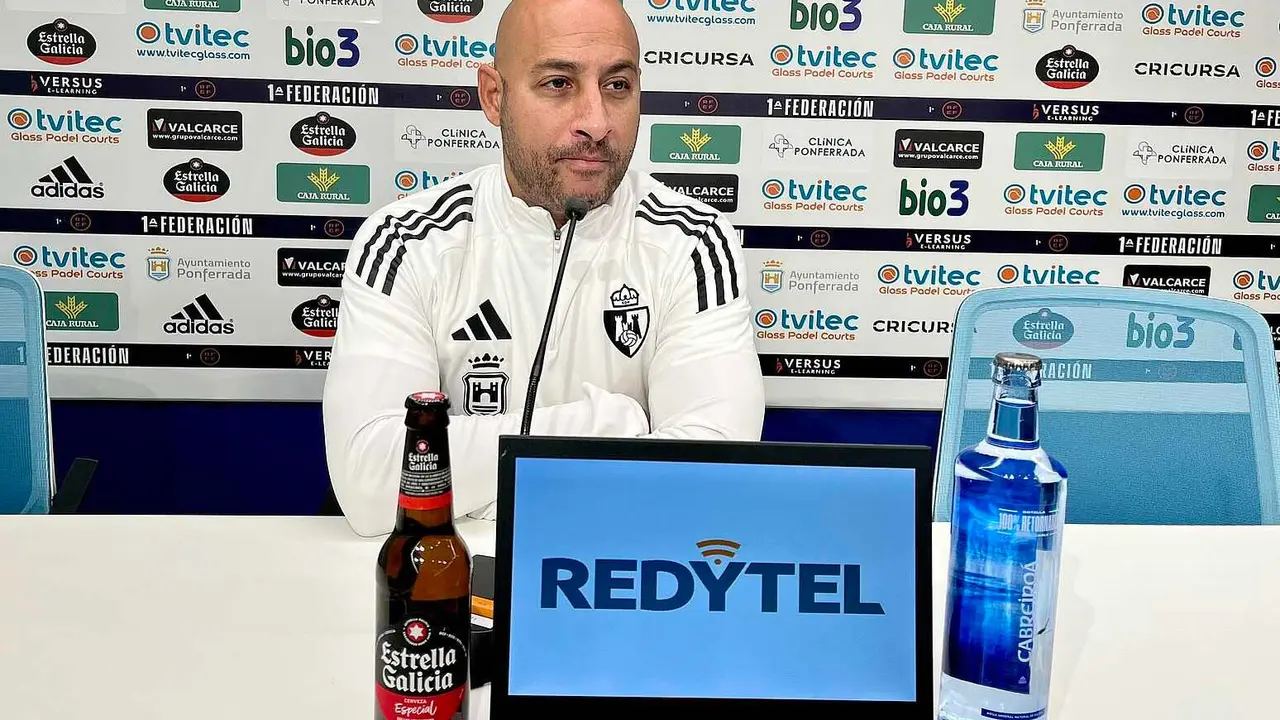 El nuevo entrenador de la Ponferradina, en rueda de prensa.