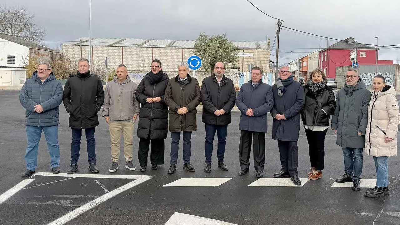 Representantes municipales posan junto al