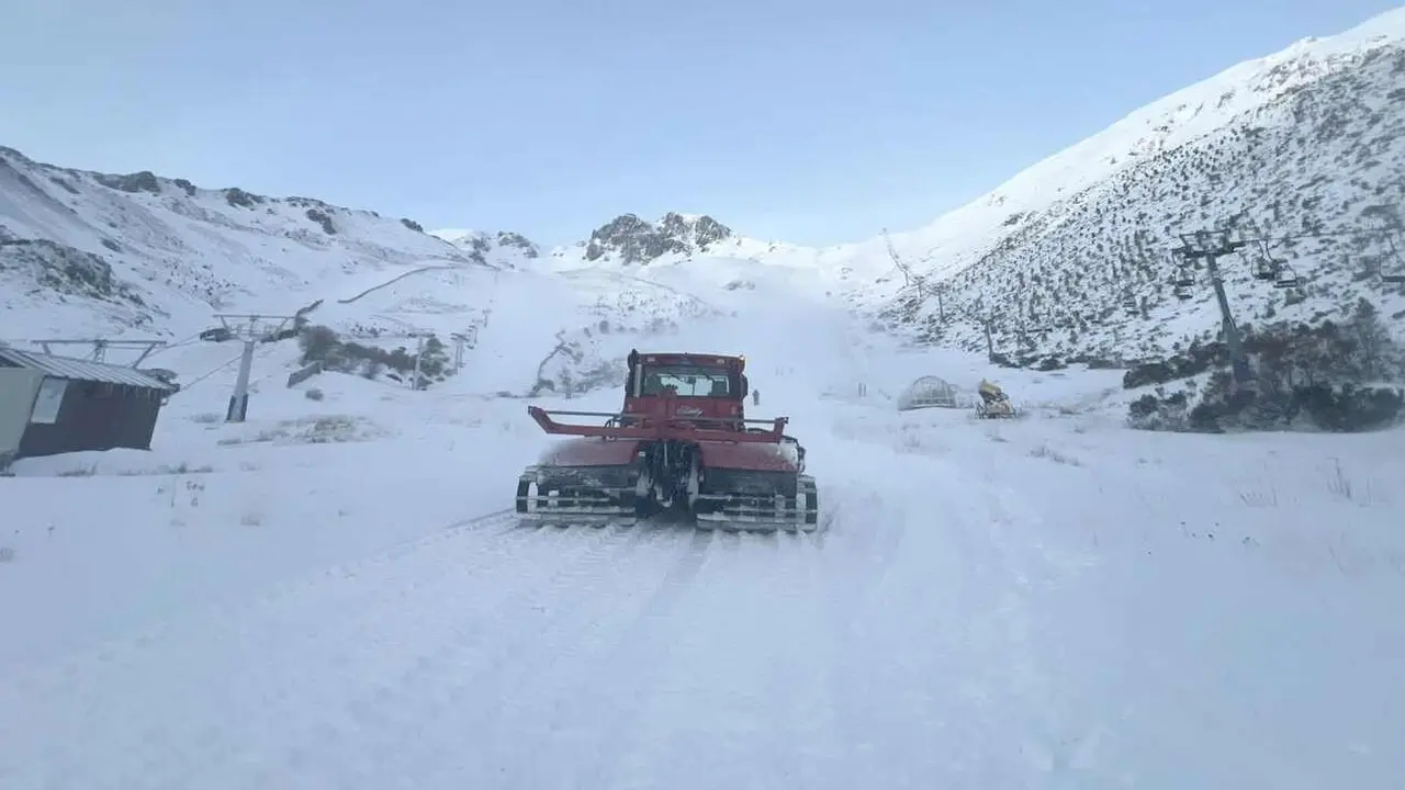 Máquinas pisanieves trabajando en la estación de San Isidro.