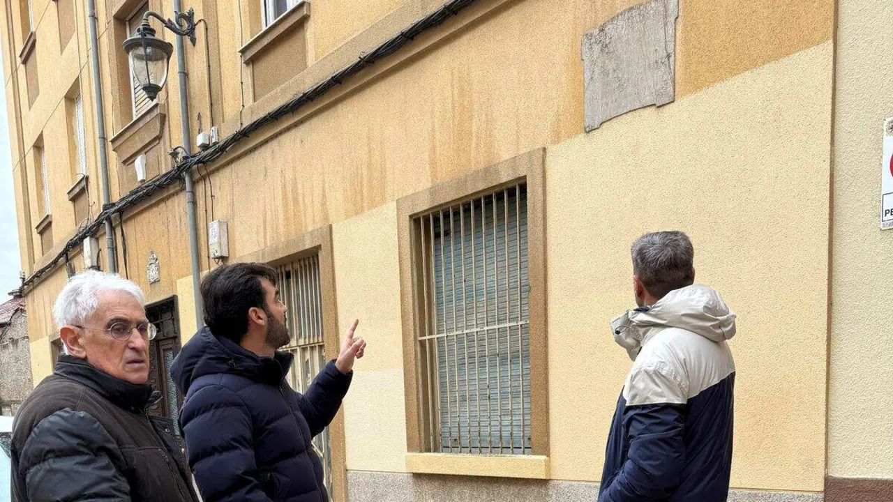 David Fernández (PP) señala el hueco donde se encontraba la placa a los Héroes Leoneses en el Corral de San Guisán. Foto: PP