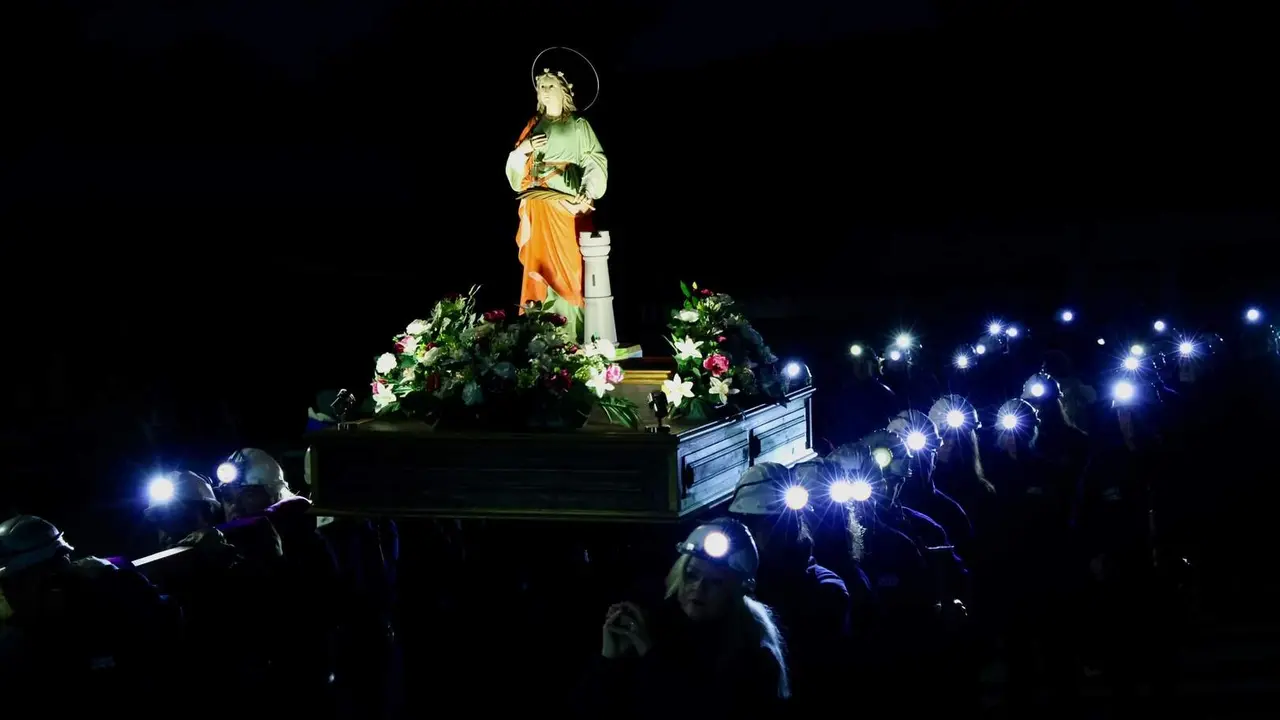 El colectivo Sangre Minera-Instituto de Estudios Montaña Central organiza una Procesión nocturna en honor a santa Bárbara en La Robla (León) con salida de la Mina Escuela y llegada a la iglesia de la localidad. Fotos: Campillo
