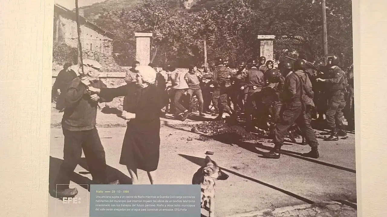 'León en Transición': 50 años de democracia a través de la fotografía . La Fundación Sierra Pambley acoge una exposición que revive los años decisivos del despertar democrático en la provincia.