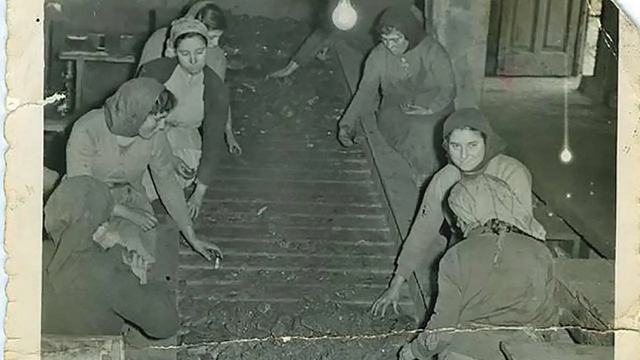 Mujeres del carbón seleccionando mineral tras alcanzar la bocamina.