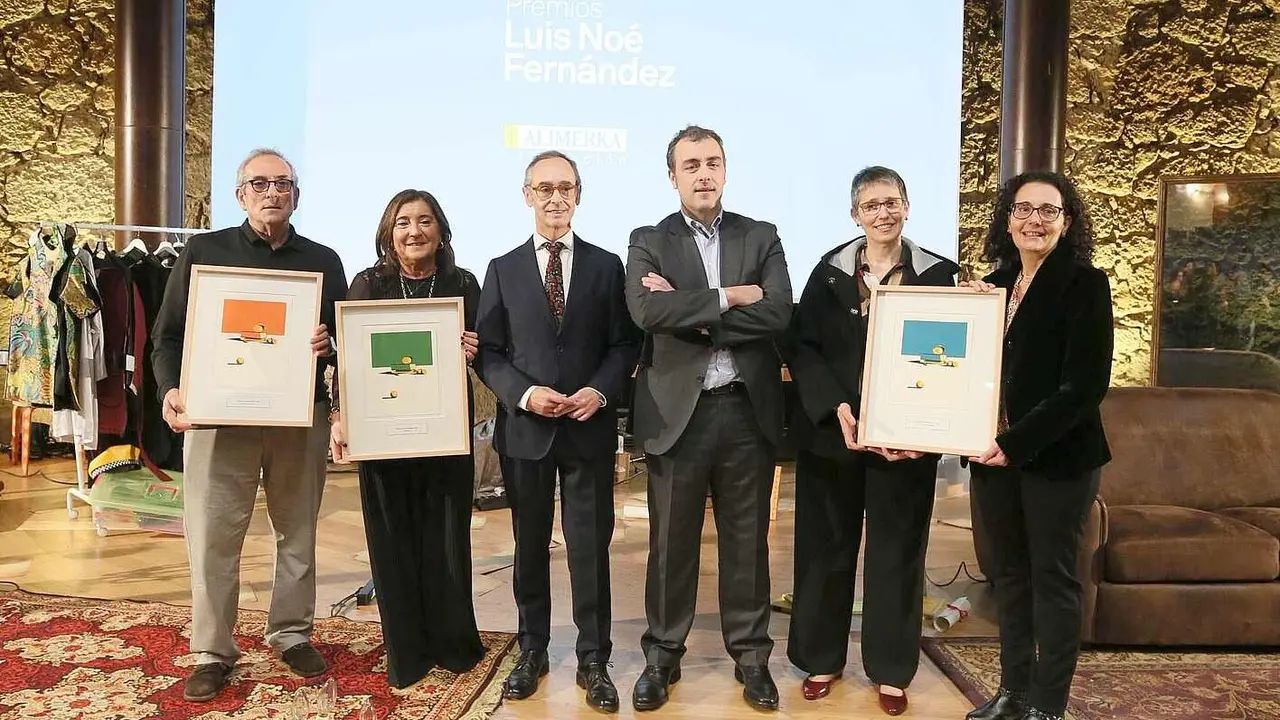 Foto de familia de premiados en la XVI edición de los Premios Luis Noé Fernández. En el centro Alejandro Fernández y Antono Blanco.
