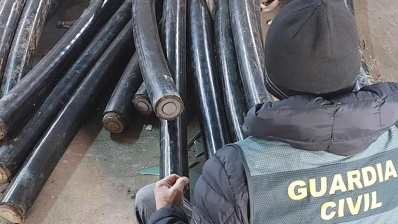 Efectivos de la Guardia Civil junto a parte del material recuperado.