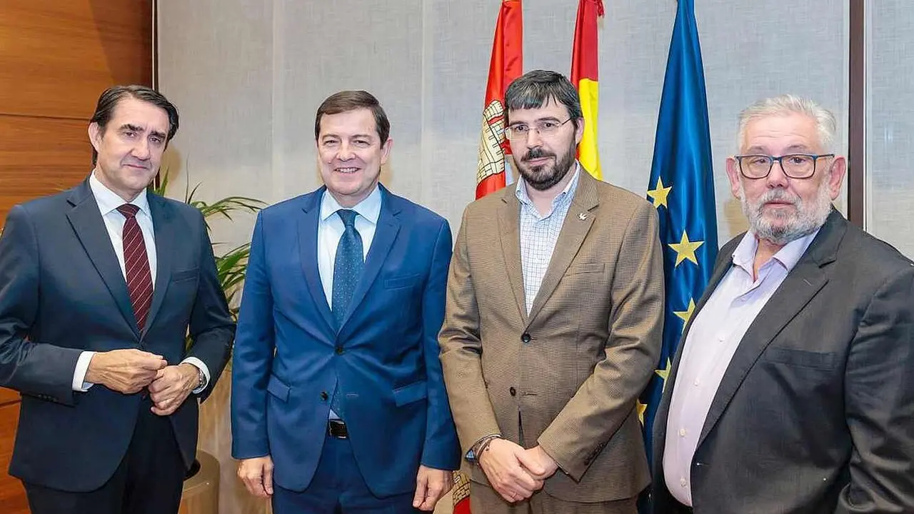 El Partido Popular de Santovenia de la Valdoncina ha abierto una nueva vía de colaboración con la Junta de Castilla y León tras una reunión mantenida por el portavoz municipal, Fernando Rodríguez, y el concejal Jorge Díez, con el presidente autonómico, Alfonso Fernández Mañueco, y el consejero de Medio Ambiente, Juan Carlos Suárez-Quiñones.