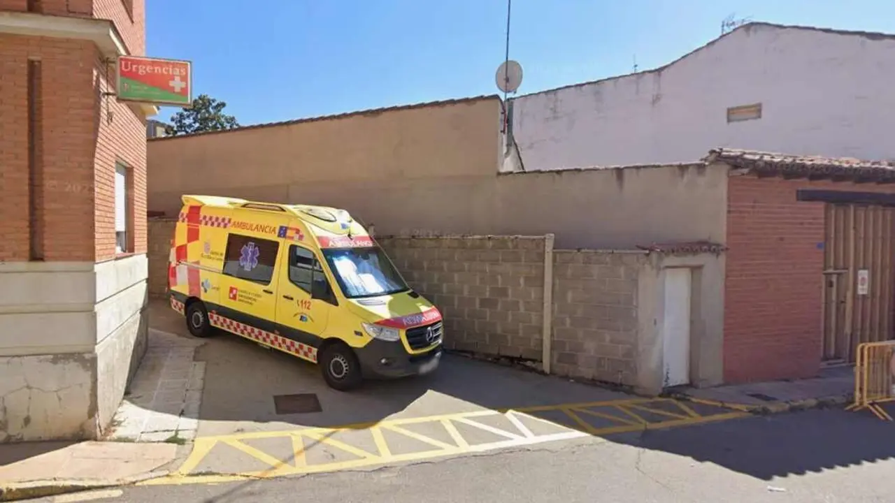 Imagen de una ambulancia en el centro de salud de Sahagún.
