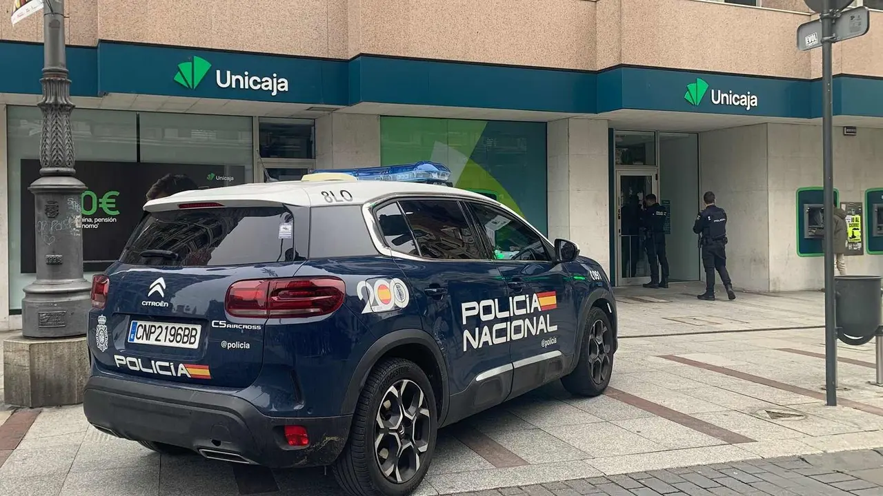 Agentes de la Policía Nacional comprobando el interior de la sucursal.