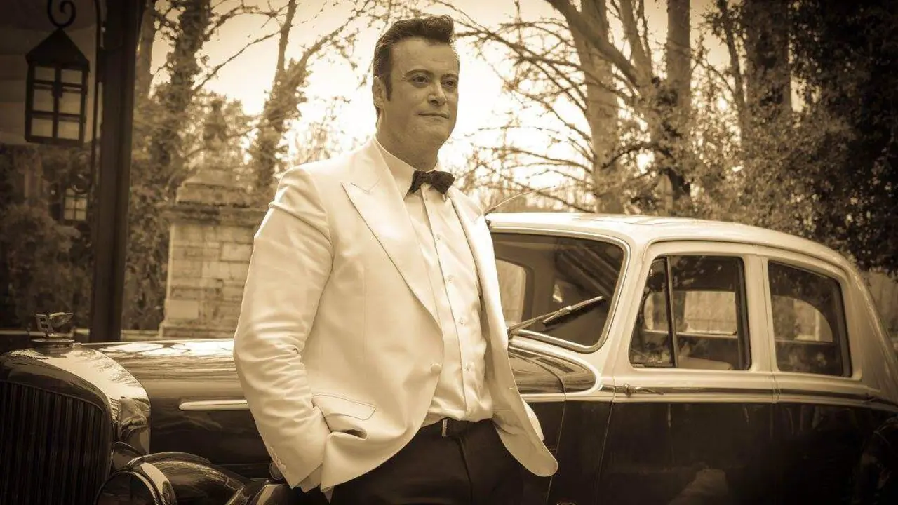 Casi una treintena de músicos se ponen al servicio del crooner leonés Javier Arias (Dr. Bogarde) para recordar a las grandes voces de la canción.