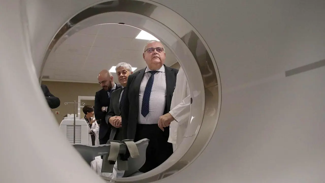 El consejero de Sanidad, Alejandro Vázquez Ramos, visita el nuevo equipamiento tecnológico del Complejo Asistencial Universitario de León. Fotos: Peio García