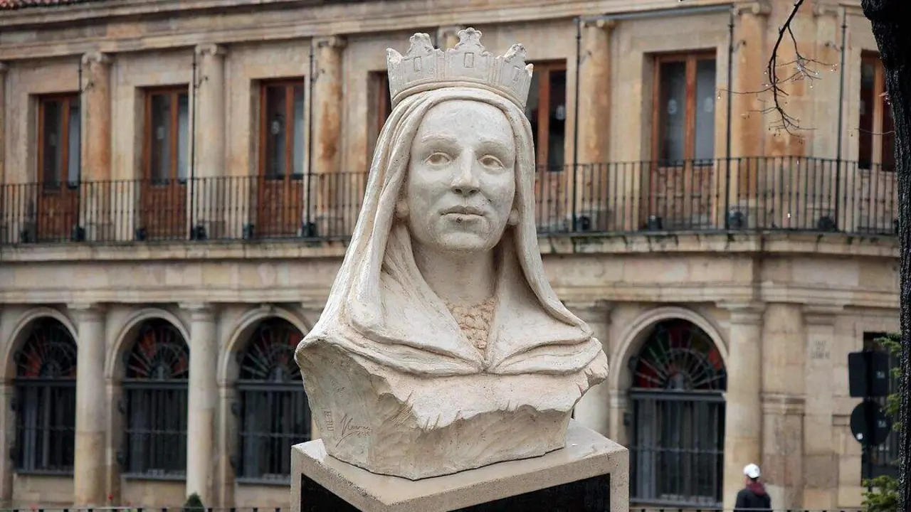 Escultura de Urraca I reina de León