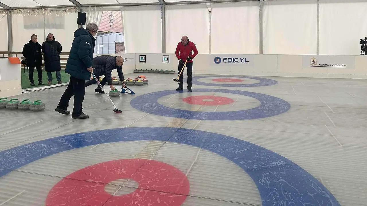 La tradicional pista de hielo de León vuelve a abrir sus puertas y lo hará hasta el 1 de febrero, tal como anunció este martes el Ayuntamiento. La instalación, ubicada en el aparcamiento del centro comercial Espacio León, fue inaugurada por el concejal de Deportes, Vicente Canuria.