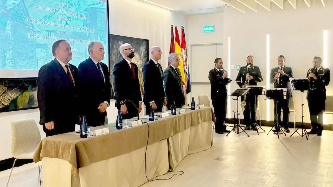 El Parador de San Marcos de la capital leonesa acogió este viernes  el acto de celebración del 47 aniversario de la Constitución española, que las instituciones celebraron de forma conjunta, como es habitual. Este año la Subdelegación del Gobierno ejerció de organizadora del evento y su máximo responsable, Héctor Alaiz, recordó que la Carta Magna “recoge todas las sensibilidades de España”. Fotos: Peio García | Subdelegación del Gobierno