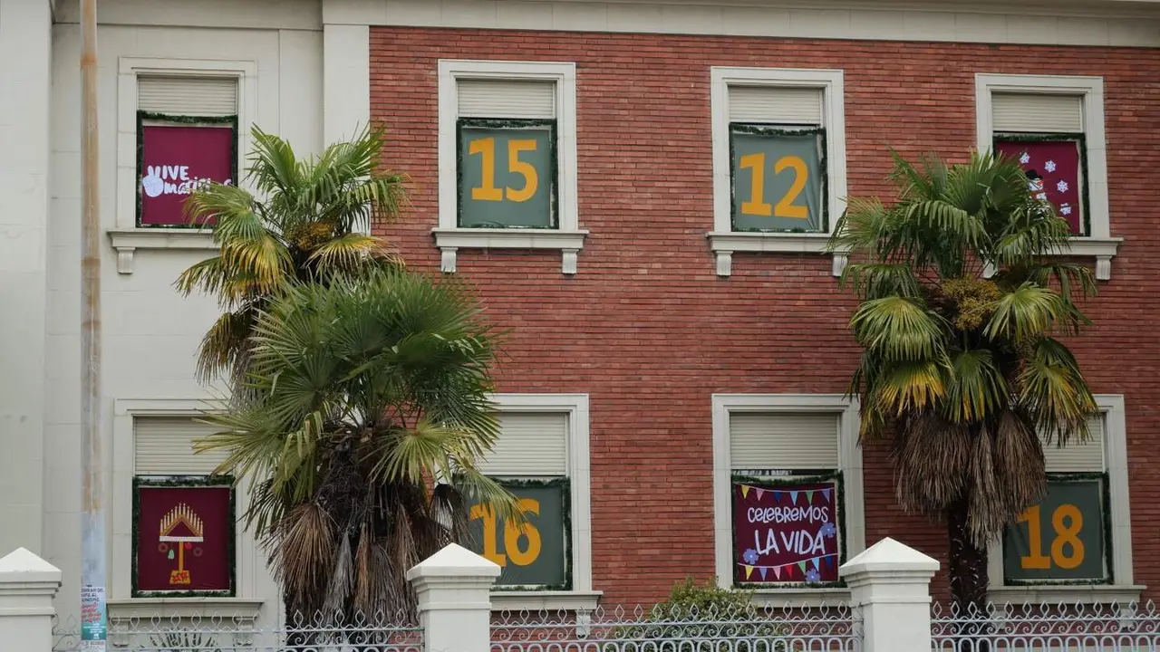 El colegio Maristas San José de León ha dado la bienvenida al Adviento con una propuesta tan vistosa como cargada de mensaje: la instalación de un calendario de Adviento gigante en la fachada principal del centro. La iniciativa, explican desde el colegio, pretende “invitar a celebrar la vida”, lema que guía el presente curso escolar, y convertir la espera de la Navidad en un “camino compartido” con toda la comunidad educativa y con la ciudad.