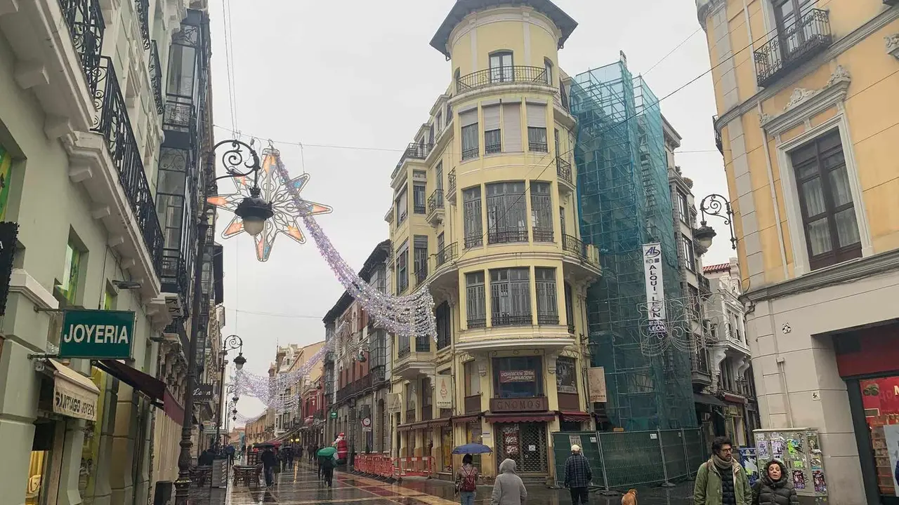 Dos proyectos promovidos por empresarios locales —un hotel boutique en el Palacio de los Marqueses de Villasinda y un cuatro estrellas en la esquina con Varillas— refuerzan la apuesta por un turismo de calidad en el corazón histórico de la ciudad. En las fotos, las imágenes de los inmuebles que serán reconvertidos en hoteles.