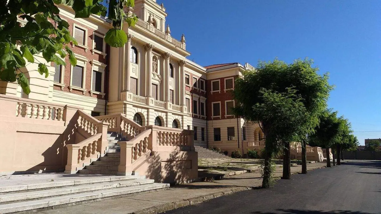 Entrada principal del Colegio La Asunción de León.