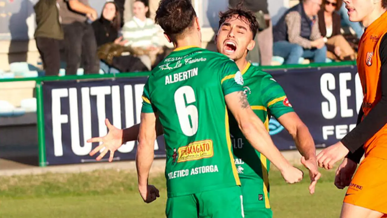 Los jugadores del Astorga celebran el gol de Albertín. Foto: At. Astorga
