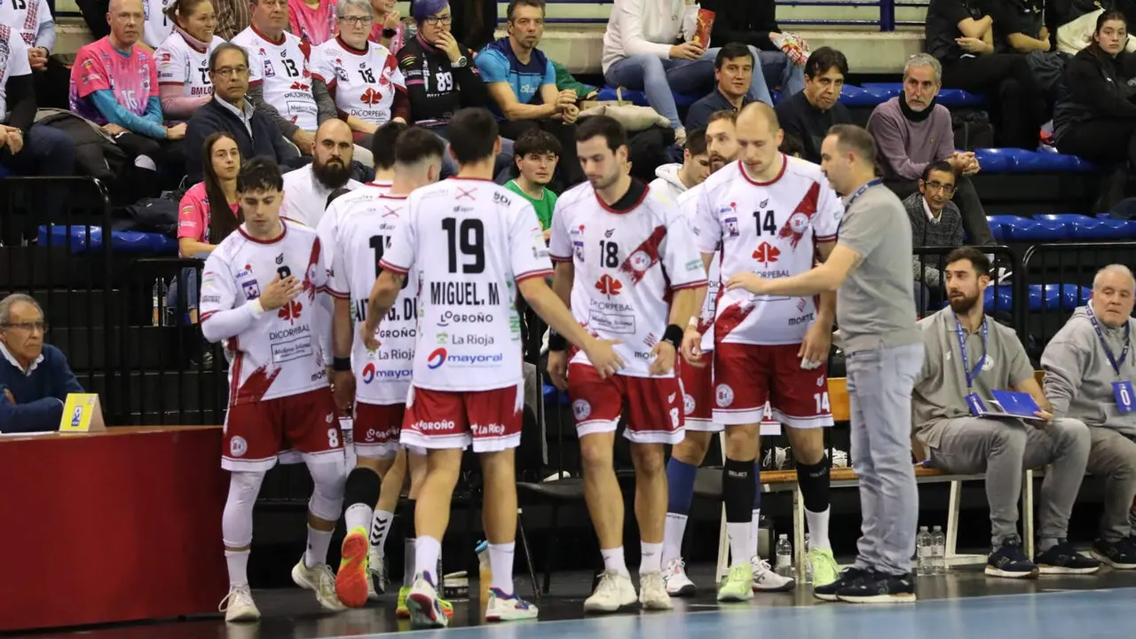 El conjunto riojano arrancó un empate en el último suspiro ante el Ademar. Foto: Bm Logroño