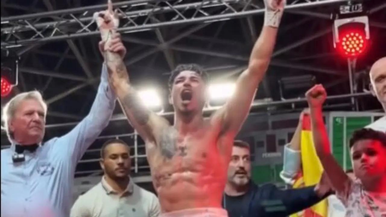 Antonio Barrul celebra el título iberoamericano en León. Foto: barrulpromotions