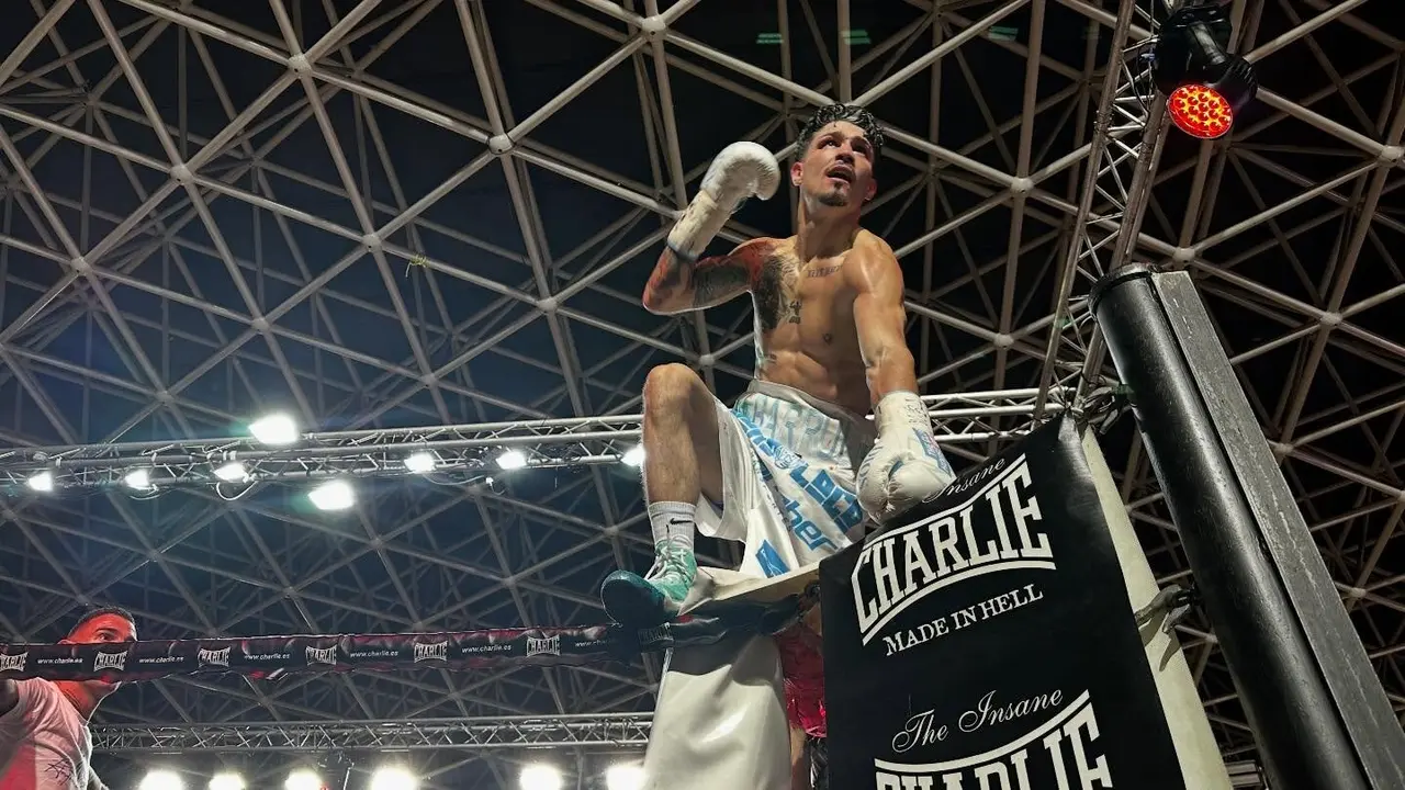 Barrul tumbó a Mendoza en el cuarto asalto y se colgó el cinturón del peso supergallo Iberoamericano de la Asociación Mundial de Boxeo (AMB) en una noche de fiesta en el Palacio que el alcalde José Antonio Díez no se quiso peder. Foto: J.A.D.