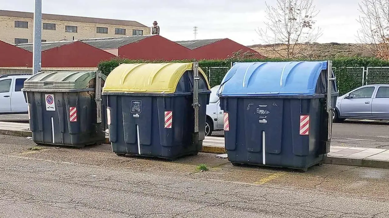 Contenedores de la Avenida de la Constitución de Trobajo del Camino este domingo en una imagen facilitada por el Ayuntamiento de San Andrés.